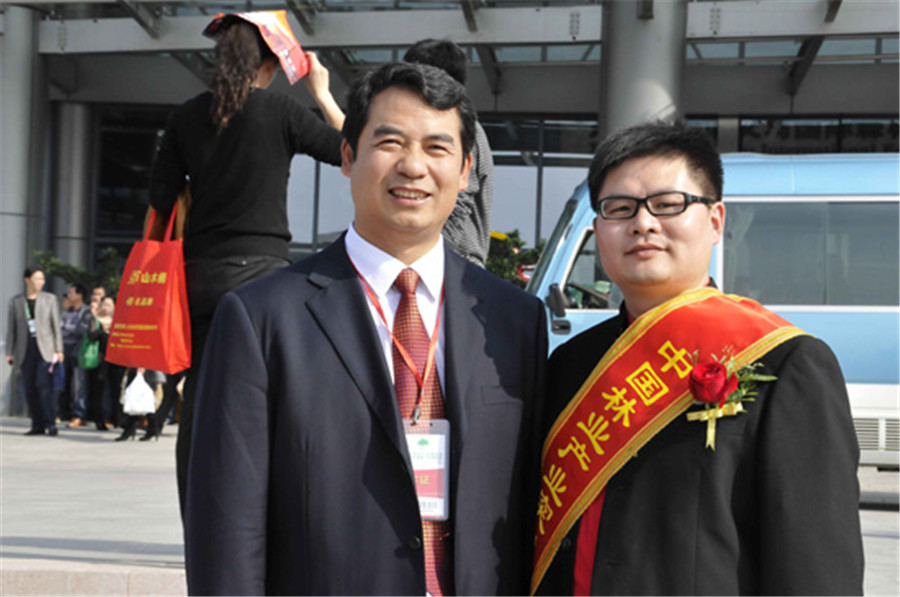 大卫地板蒋董荣获“中国林业产业突出贡献奖”.jpg